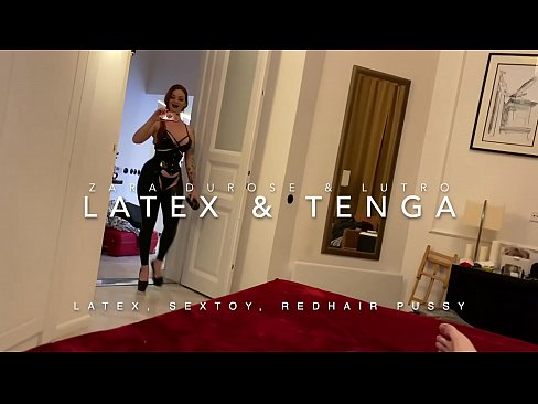 ❤️ Ngoanana e monyane ea nang le hlooho e khubelu ea apereng seaparo sa latex se kentsoeng ke ntate oa bobeli ️ ️❤