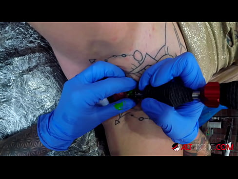 ❤️ Sully Savage ea nang le li-tattoo tse chesang haholo o ile a fumana tattoo clitoris ea hae ️  ️❤